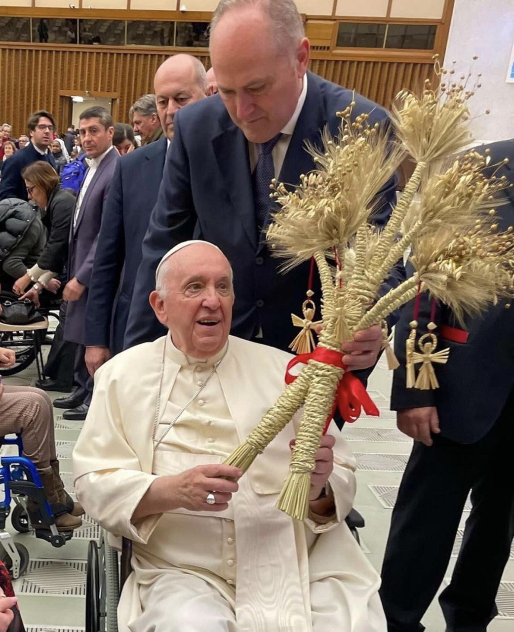 Співачка Оксана Муха подарувала Папі Римському незвичайний подарунок: фото зустрічі